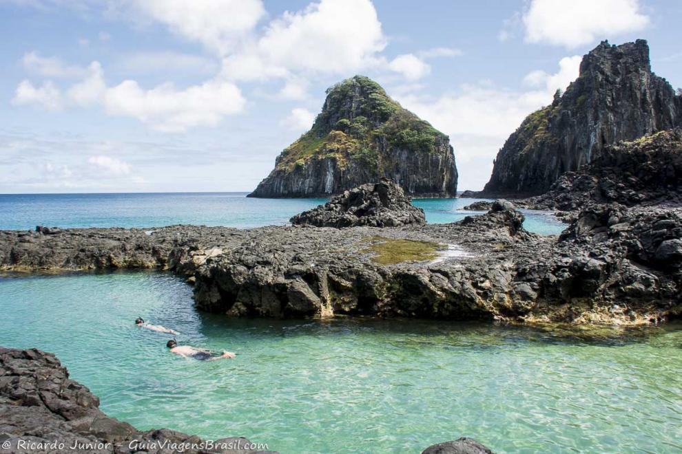 Imagem das pedras e do mar límpido da Baía dos Porcos.